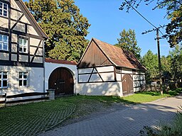 Kirchschulstraße 5, Langenhessen - Tor mit Nebengebäude