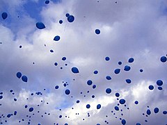 Lançamento de 1001 balões azuis, a "escultura aerostática" de Yves Klein.