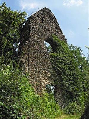 Del av klosterkyrkans västvägg.