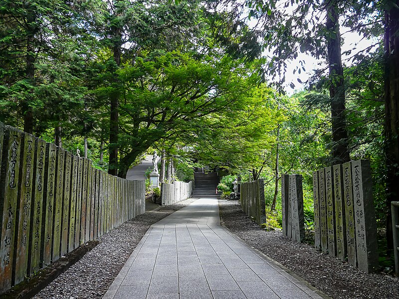 File:Kumadani-ji, Sandō 01.jpg