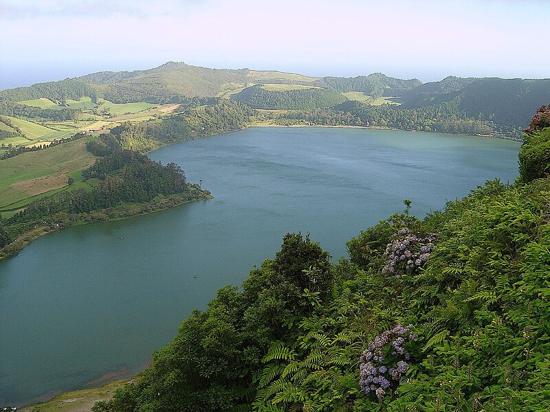 File:Lagoa das Furnas2.jpg