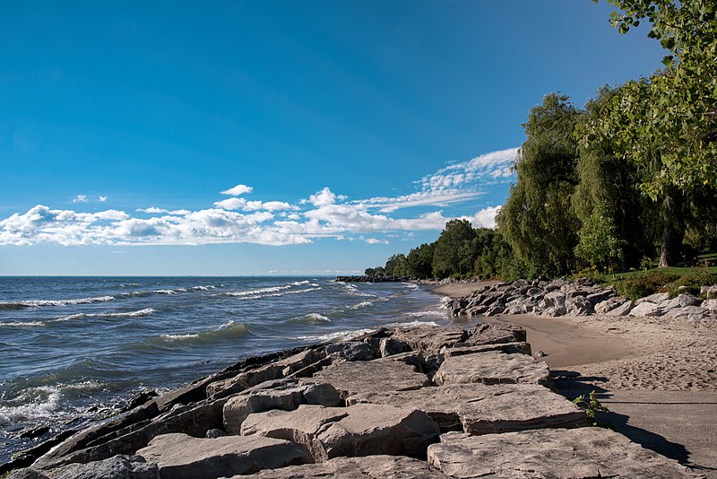 File:Lake Ontario shoreline, Mississauga (29869953971).jpg