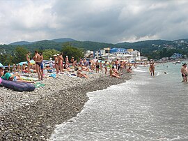 Praia de seixos perto de Lazarevsky