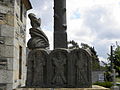 Le Tréhou : frise sur le socle du calvaire de l'enclos paroissial, trois apôtres : saint André, saint Pierre et saint Jacques-le-Majeur.