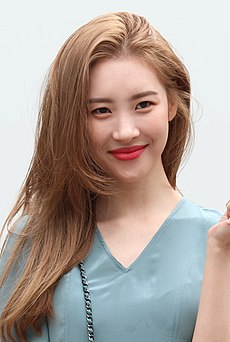 Lee Sun-mi going to a Music Bank recording in September 2018 (2).jpg