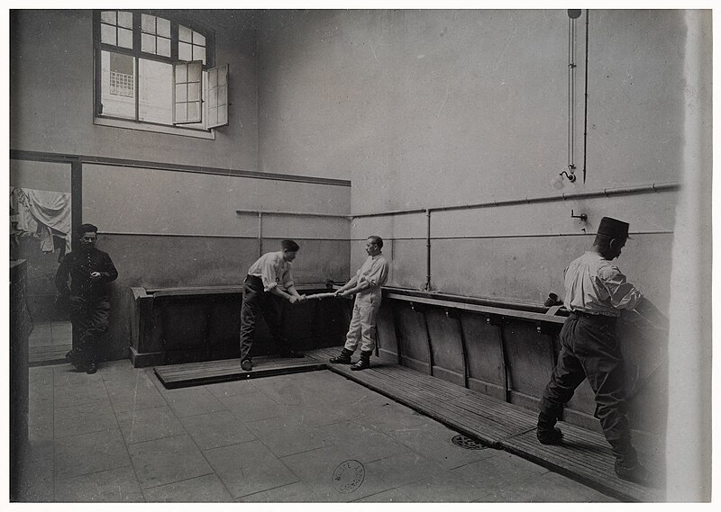 File:Les pompiers, le lavoir, on tord le linge, Paris. PH9870.jpg