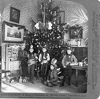 Lyndhurst - šťastné Vánoce, prosinec 1905. Pět chlapců v krojích, s hračkami, před vánočním stromečkem, škola Lyndhurst, Tarrytown, NY.