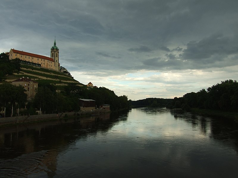 File:Mělník, zámek a Labe.JPG