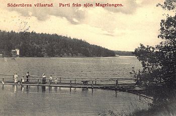 Föregångaren sedd från Huddingesidan 1918 och nuvarande bron sedd från Stockholmssidan 2010