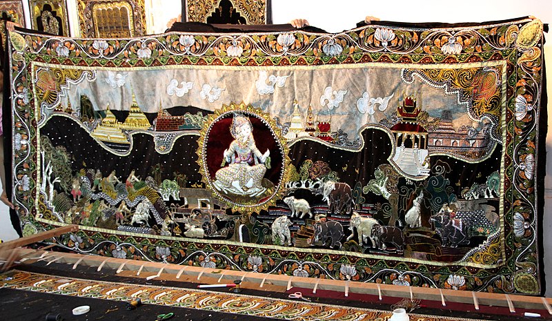 File:Mandalay-Sein Myint Tapestry-12-Wandteppich-gje.jpg