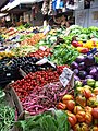 L'étal d'une marchande de fruits et légumes dans un marché couvert à Gênes.