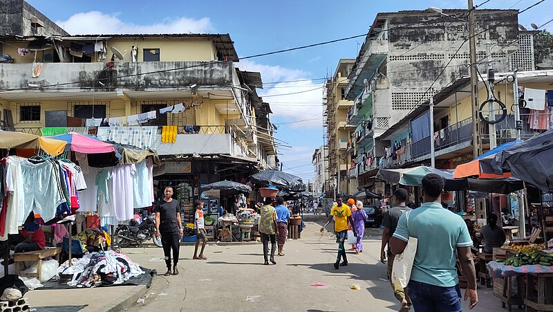 Marché de Treichville à Abidjan, une rue animée.