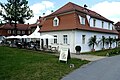 Marcolinihaus (Fasanenmeisterwohnhaus) mit zwei Seitenflügeln sowie Reste des Bruthühnerhauses über dem Wildpretskeller und zwei Bergkeller (Keller mit Kellergewölbe), separat liegend, dazu  Nebengebäude der Fasanerie (Einzeldenkmal der Sachgesamtheit 09301072)