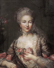 Femme de la fin du XVIIIe siècle accoudée de face dans un canapé et tenant un éventail fermé de la main gauche.
