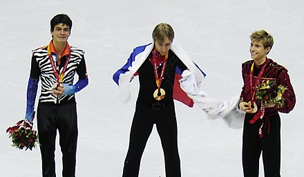 Stéphane Lambiel, Evgeni Plushenko et Jeffrey Buttle sur le podium de l'épreuve masculine.