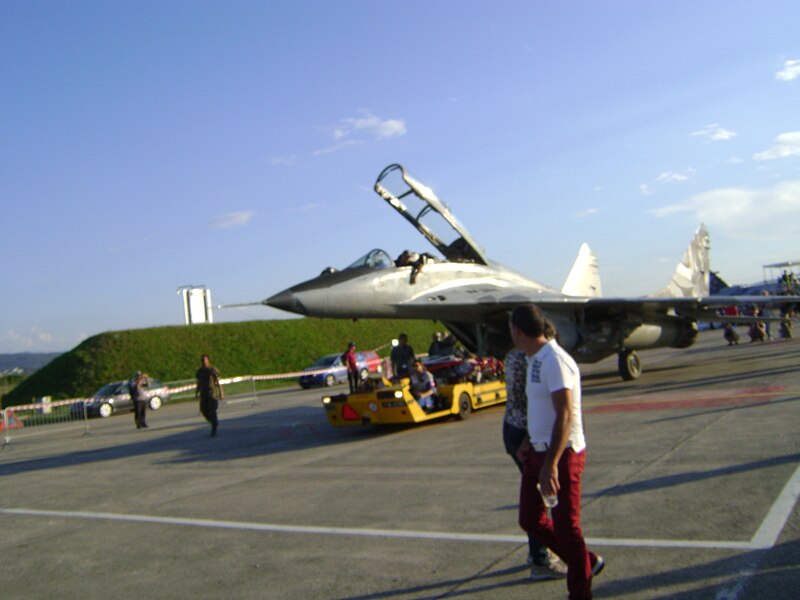 File:MiG-29 geschleppt.JPG