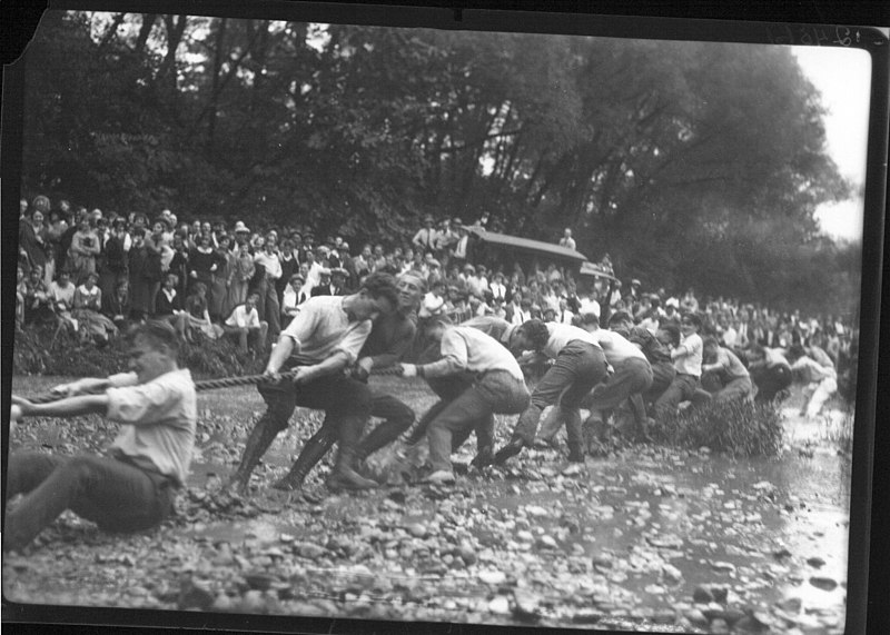 File:Miami University freshman-sophomore contest tug-of-war 1924 (3190831381).jpg