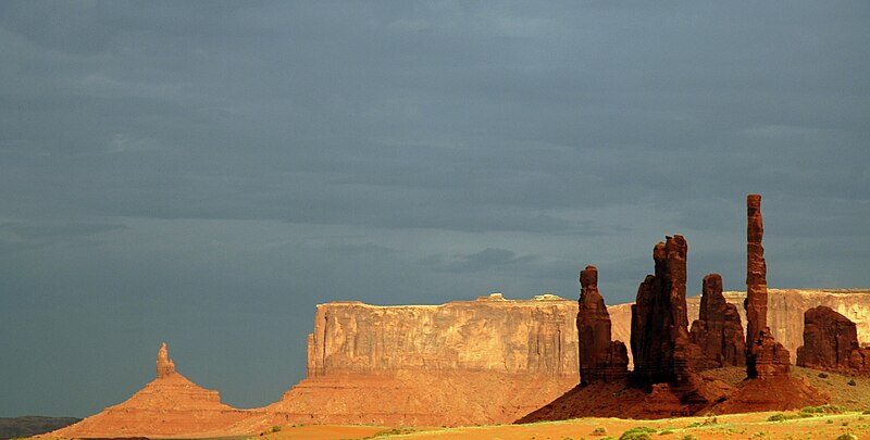 File:Monument valley evening.jpg