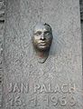 Memortabulo de Jan Palach kreita laŭ postmorta masko