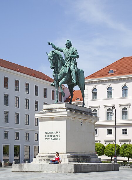 Monumento a Maximiliano I, Múnich, Alemania, 2012 04 30, DD 02