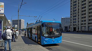 Trolleybus auf der Linie Nr. 4 an der U-Bahn-Haltestelle Oktjabrskaja, Mai 2019