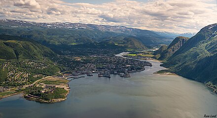 E6 passes through Mosjøen at the river