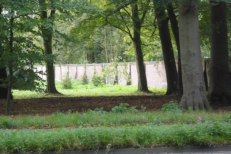 File:Muur noordzijde Manpad naast pinetum.jpg