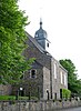 De Romaanse koor van de kerk Saint Kawasan di Nassogne en de situs gevormd pintu de kerk, de begraafplaats eromheen en de oude ringmuur