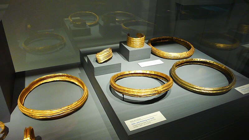 File:Necklaces and bracelets.jpg