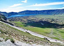 Blick vom südlichen Calderarand des Nemrut Dağı in die Caldera auf den Nemrut Gölü im Mai 2010. Im Vordergrund erkennt man Schneereste vom Winter 2009/2010.