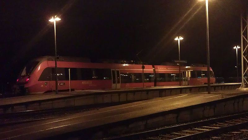 File:Neue Oberammergaubahn der Werdenfelsbahn by Night.jpg