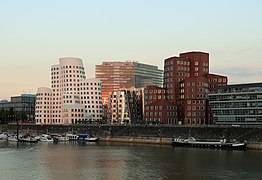 Neuer Zollhof Düsseldorf at Golden Hour.JPG