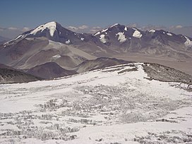 Nevado Tres Cruces, vu sejak Ojos del Salado (1381348543).jpg