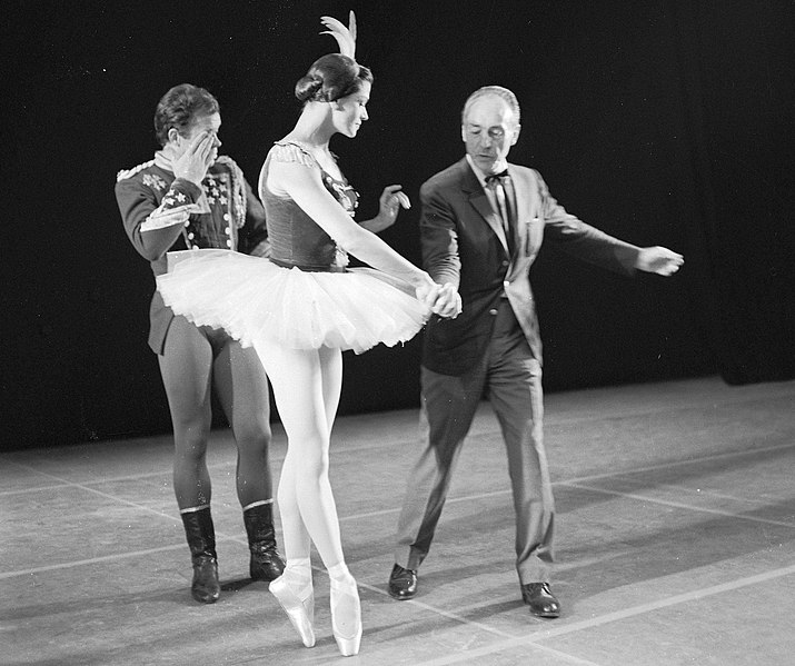 File:New York City Ballet in Amsterdam, repetitie New York City Ballet. Choreograaf George Balanchine geeft aanwijzingen.jpg