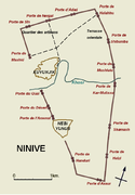 Nínive en el siglo VII a. C.: centro político-religioso en el tell de Quyunjik, arsenal en el tell Nebi Yunus.