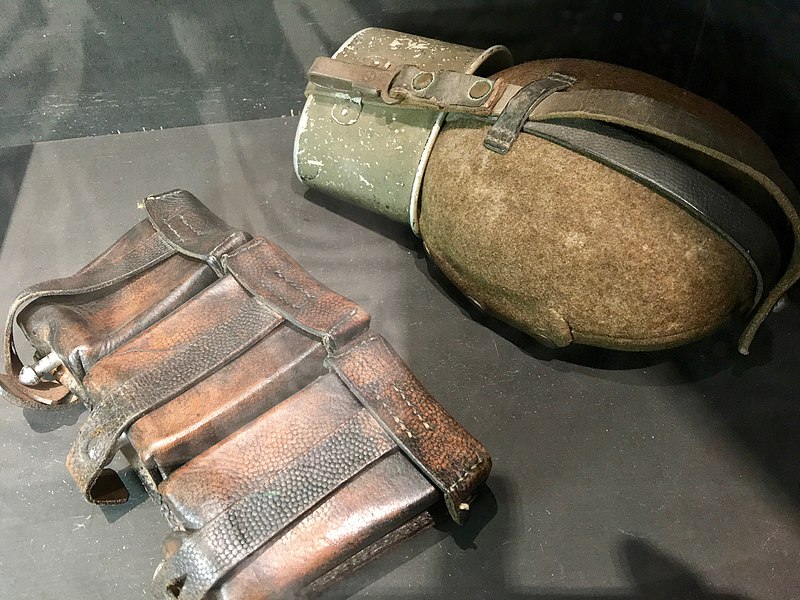 ファイル:Norway's WW2 Resistance Museum, Oslo (Hjemmefrontmuseet). German Wehrmacht water bottle flask, Mauser ammunition pouch cartridge belt. Photo 2017-11-30.jpg