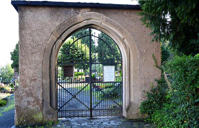 File:Oberwinter Friedhof Tor.jpg