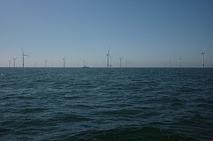 Offshore-Windpark „Amrumbank West“ von Osten mit Seviceschiff und Umspannplattform in der Bildmitte