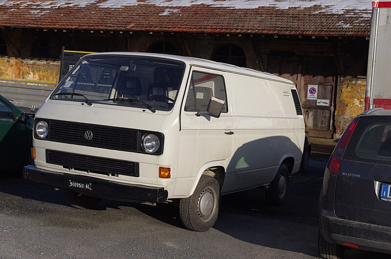 File:Old Volkswagen van (11554089693).jpg