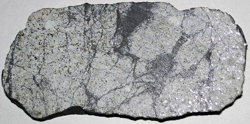 File:Ordinary chondrite (Viñales Meteorite) 14.jpg