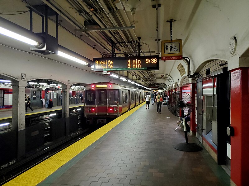 File:Outbound Red Line train leaving Central station, July 2021.jpg