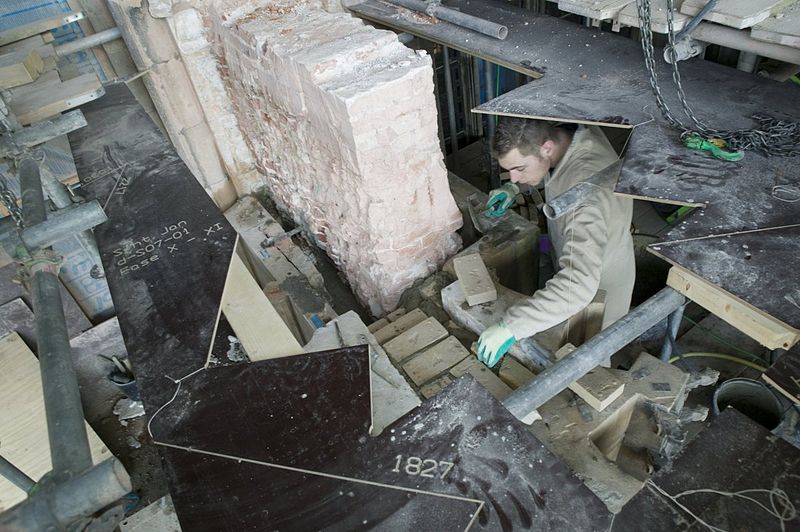 File:Overzicht van de rechterzijde van het noordertransept, montage van de steunbeer, restaurateur aan het werk tijdens de restauratie - 's-Hertogenbosch - 20425304 - RCE.jpg