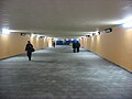 Polski: Nowo wybudowany węzeł Wzgórze św. Maksymiliana w Gdyni, tunel dla pieszych pod ulicą Władysława IV, widok w kierunku ulicy świętojańskiej