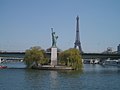 Français : La tour Eiffel et une réplique de la statue de la liberté English: The Eiffel Tower and a replica of the statue of Liberty