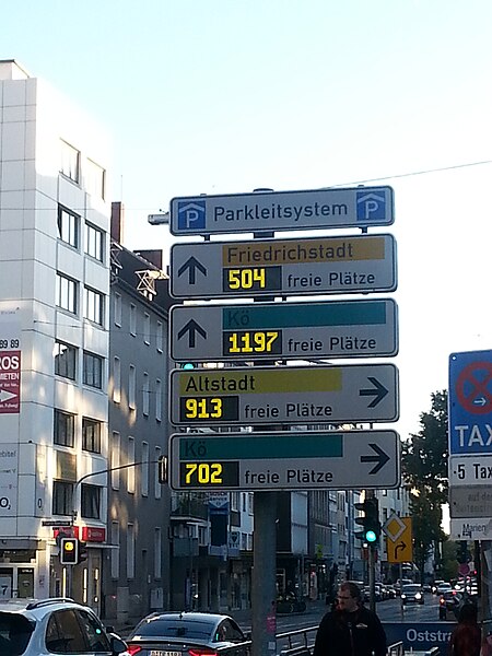 File:Parkleitsystem in Düsseldorf 2016.jpg