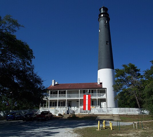 https://commons.wikimedia.org/wiki/File%3APensacola_FL_lighthouse_sq_pano02.jpg