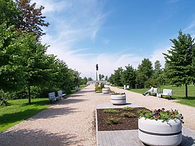 Allée avec vue sur le monument aux marins morts