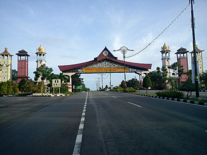 File:Pintu Gerbang Ayer Keroh.jpg