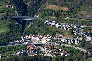 Le centre de Pians.  Le pont de Lattenbach en arrière-plan relie deux courts tunnels de l'autoroute Arlberg.