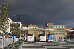 Stazione dei pullman di Plymouth - SGBC BX65WCD, Bruces FN63PWZ e National Express 135 (FJ11MJY).JPG